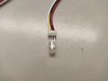 Eine der WS2812-kompatiblen LEDs, direkt in ein Kabel mit JST ZH-Stecker eingesteckt.